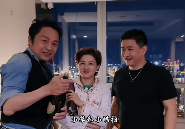 45岁金铭和45岁叶静现状：一个没男友享受孤独，一个未婚事业有成