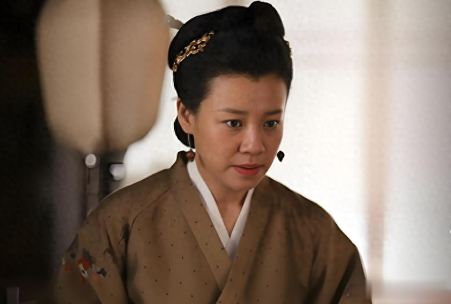 被名导抛弃后，34岁下嫁，39岁高龄生子，如今51岁被婆家宠成公主