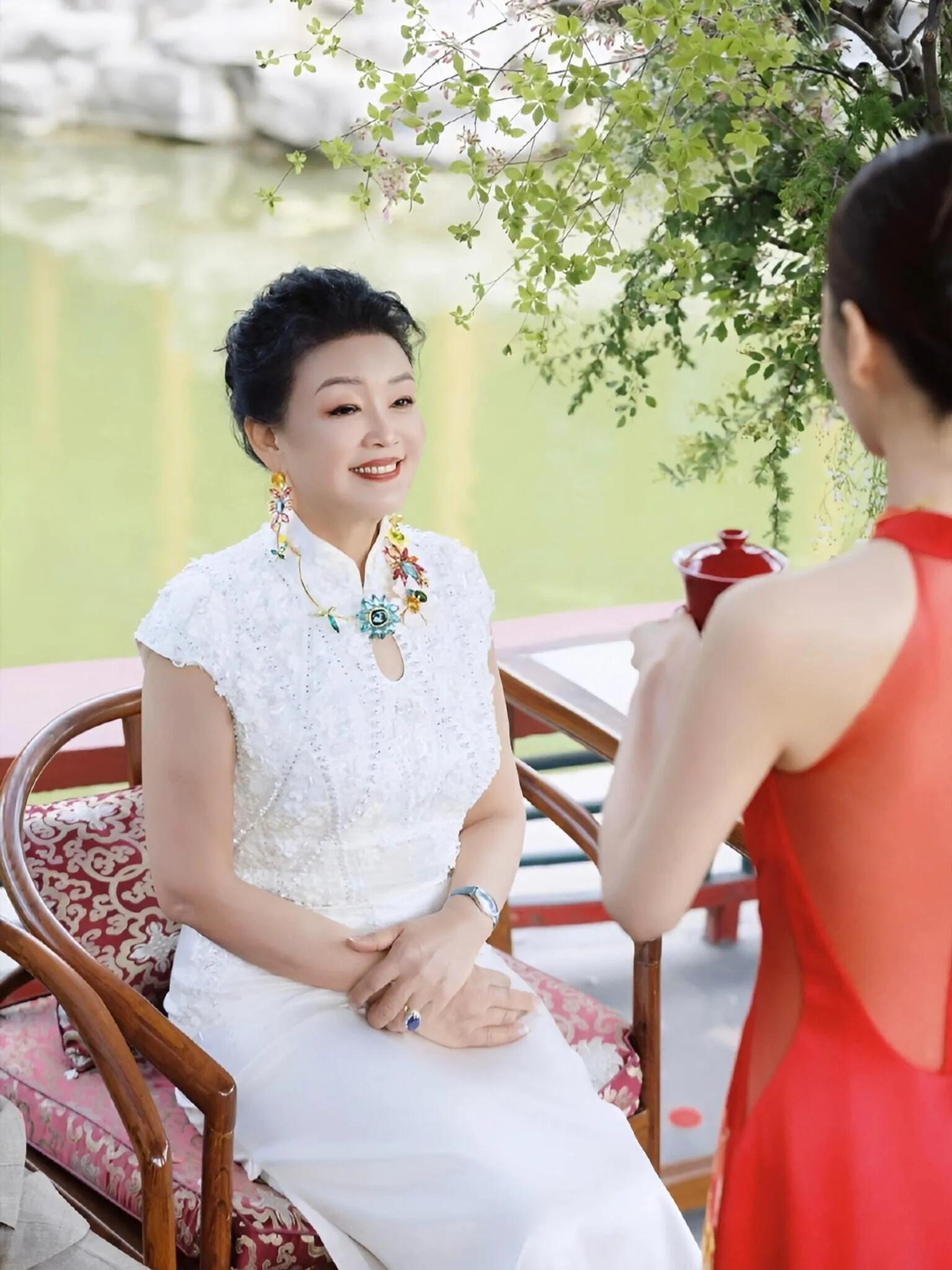 马筱梅吐槽孕肚太大变焦虑,累到直不起腰还得直播,汪小菲很心疼