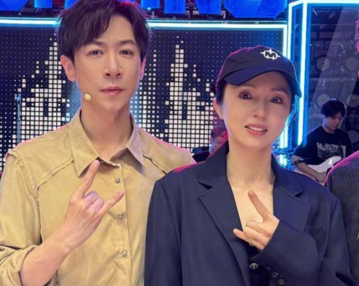 直到看到董璇被二婚男友“甩脸色”，才明白佟丽娅的不婚有多高明