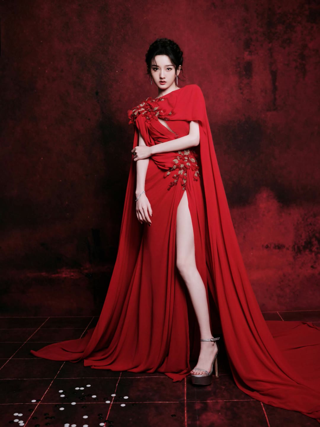 宋祖儿最新红裙造型,美上热搜预定