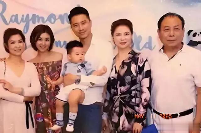 李小萌王雷全家福，结果67岁的婆婆意外成了焦点！这状态太绝了