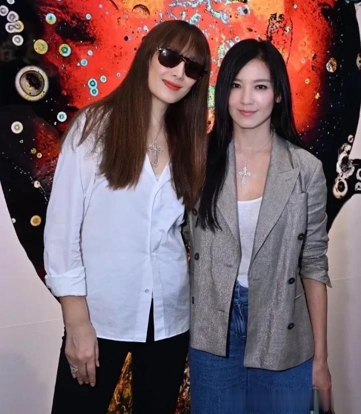 林熙蕾晒她亮相任达华画展时的照片，合照的人有任达华、邵美琪