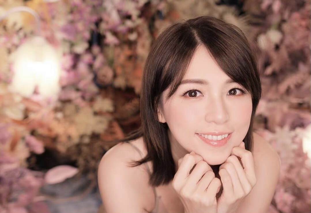 香港知名女星在镜头前哭穷,经济独立养家苦不堪言