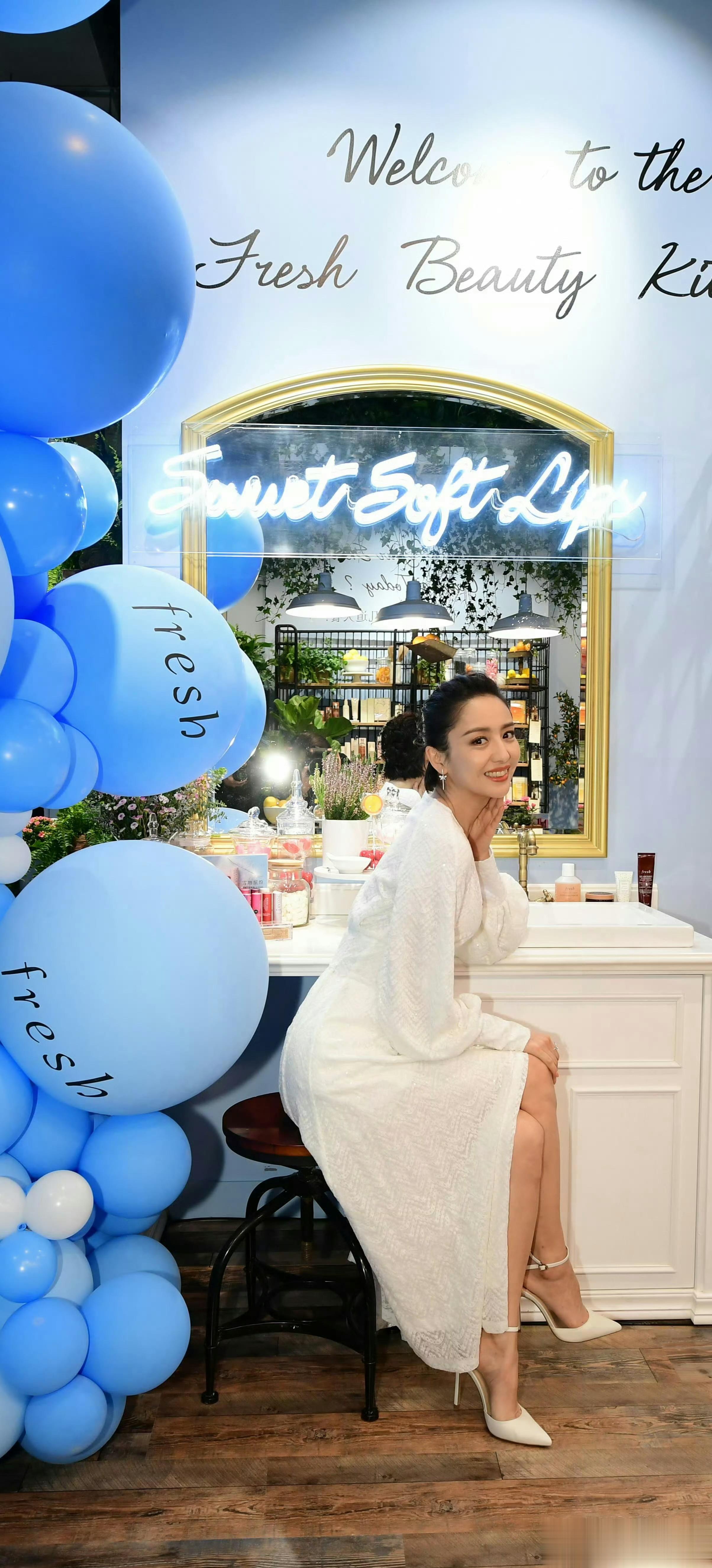 目测佟丽娅这脚丫得42码