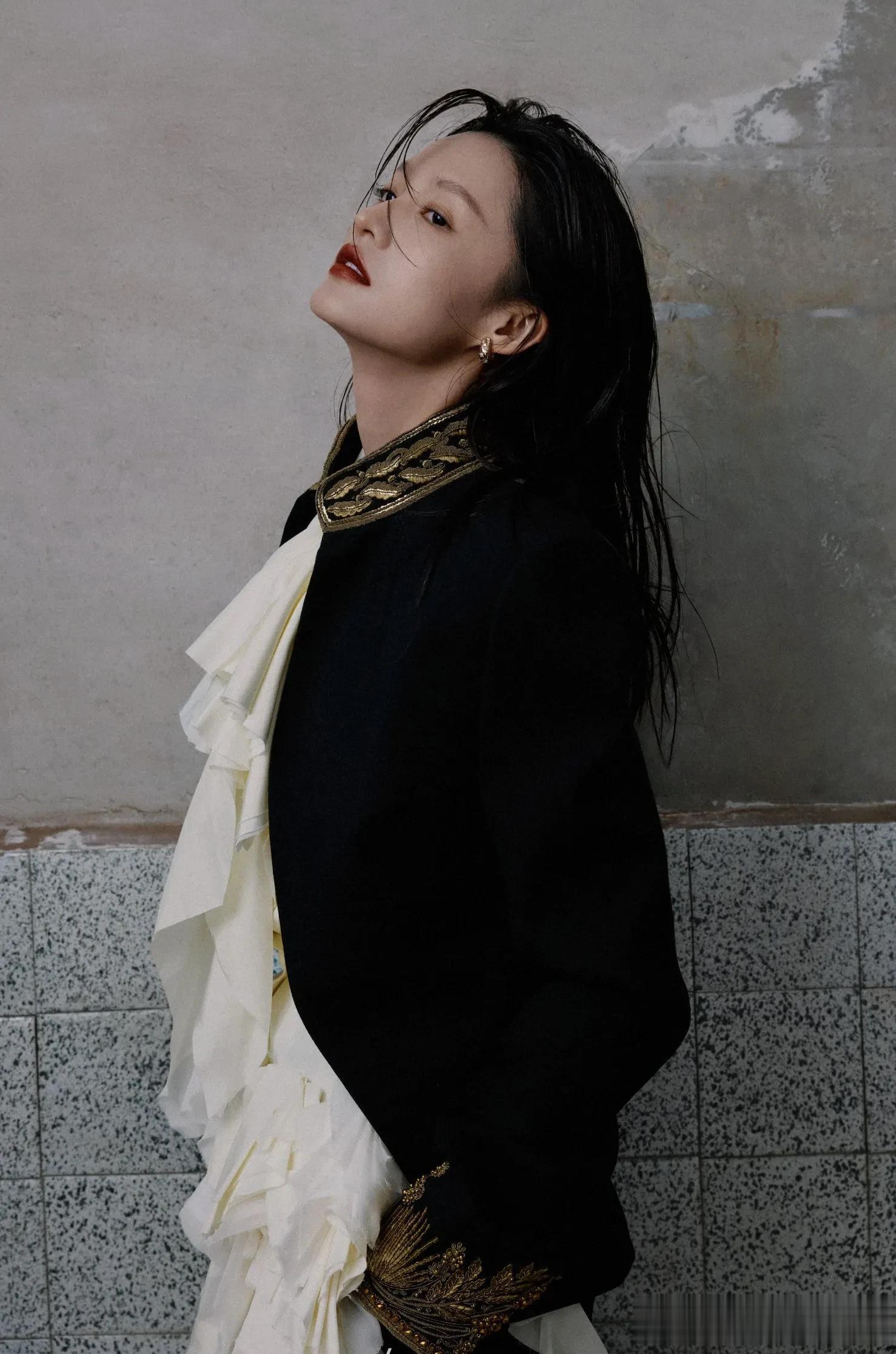 李沁最新杂志大片，湿发红唇气场全开，最后一张美到我心坎上了