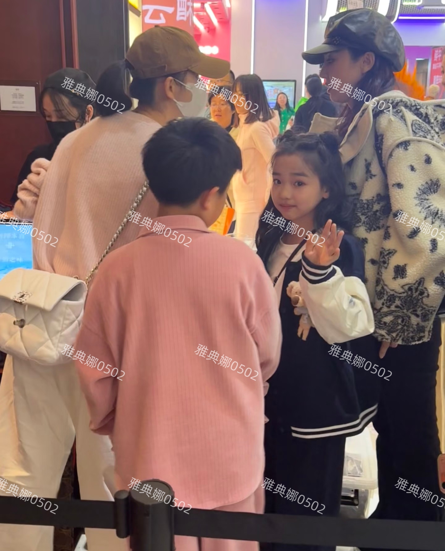 北京朝阳合生汇偶遇董璇和佟丽娅，分别带着女儿小酒窝和儿子朵朵