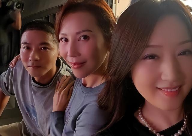 甜歌皇后杨钰莹，是一代人的青春记忆，歌声甜美人更甜