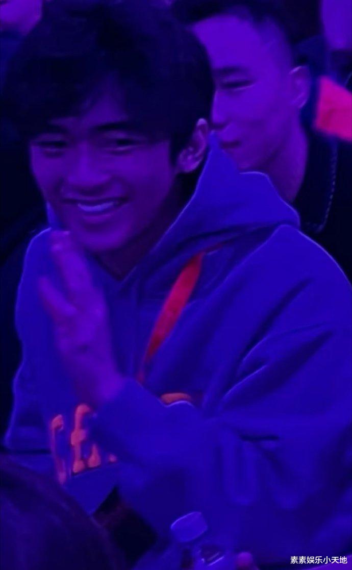 谢霆锋儿子现身演唱会，Lucas主动打招呼，兄弟俩的笑容很温馨