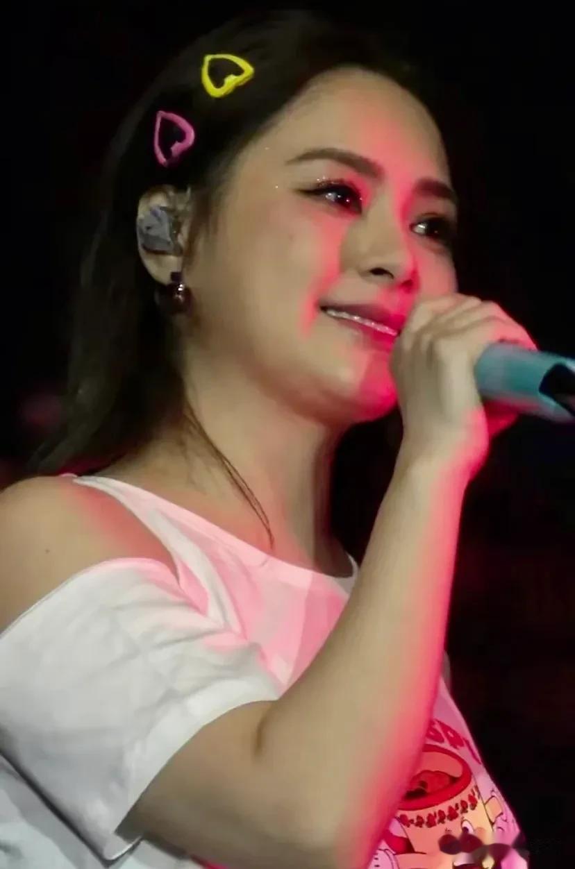 阿娇本人太幻灭真人又矮又胖肩宽背厚脖子短胳膊和腿都粗还没有腰