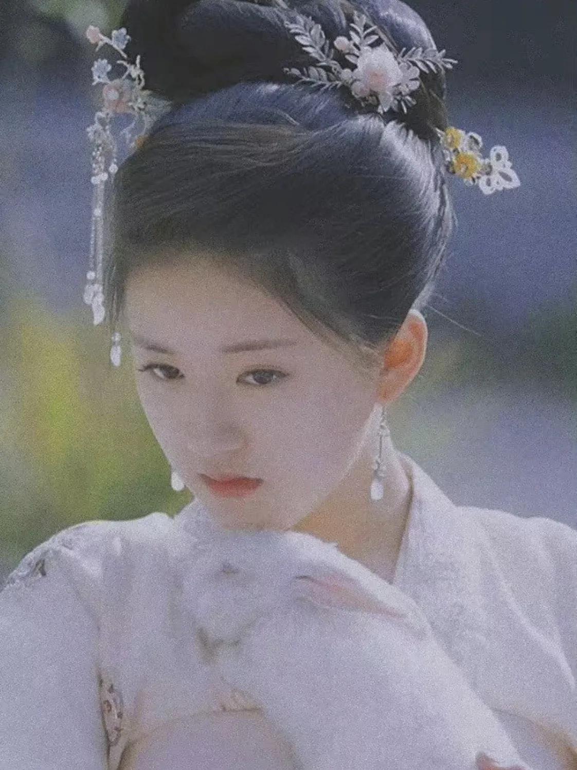 热搜爆了！赵露思直播“退圈发言”太刚了，获于正力挺