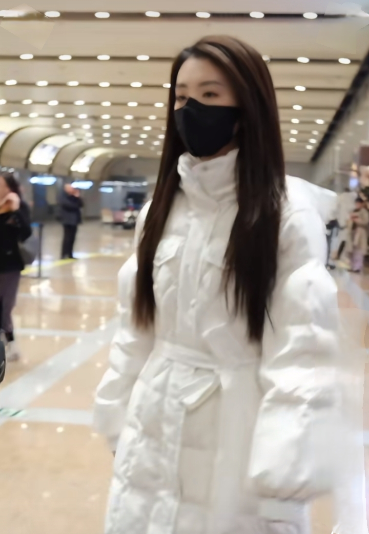 李云霄穿长款白色羽绒服漂亮又优雅