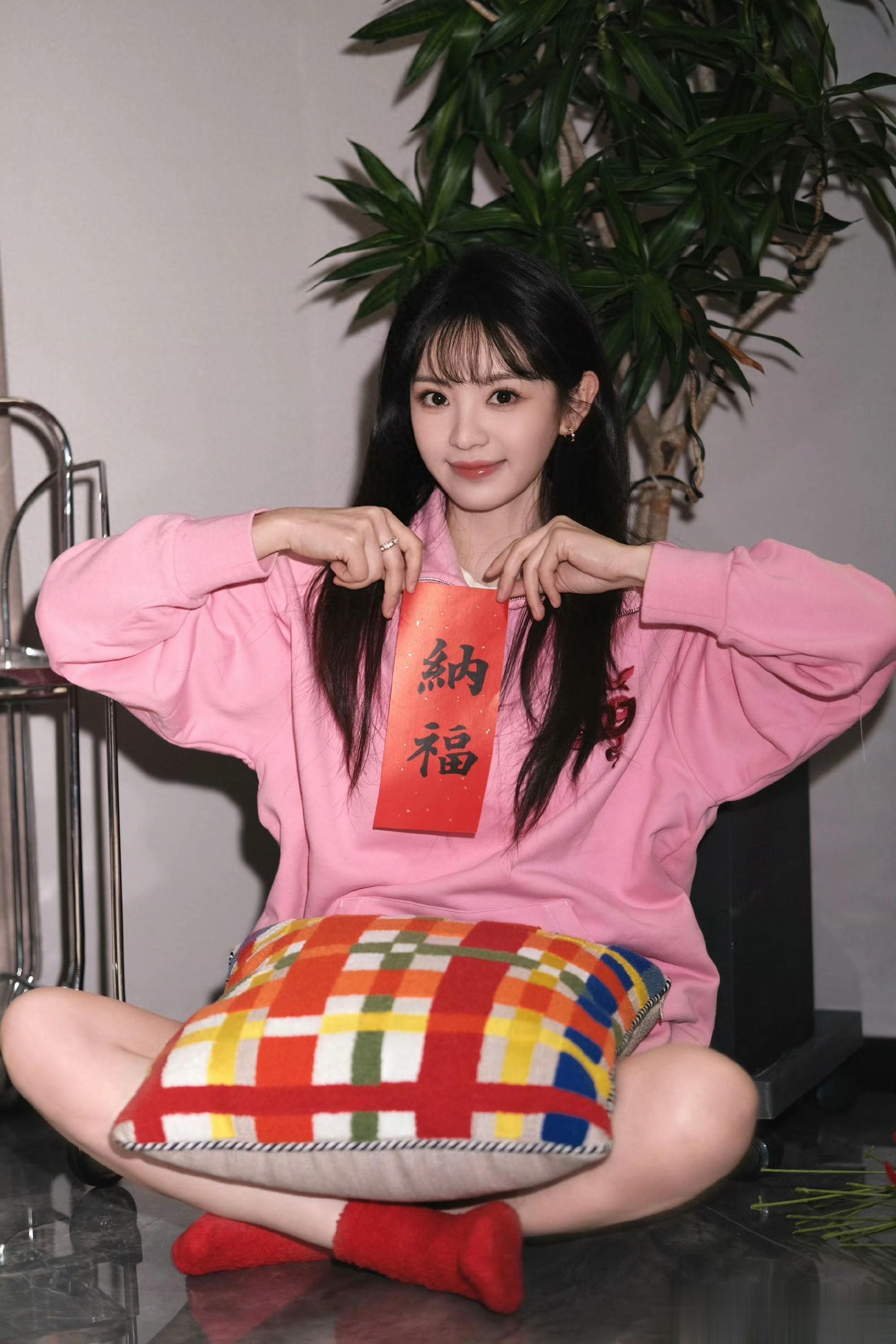 田曦薇新年甜度超标!抱福字撸猫萌到心巴上