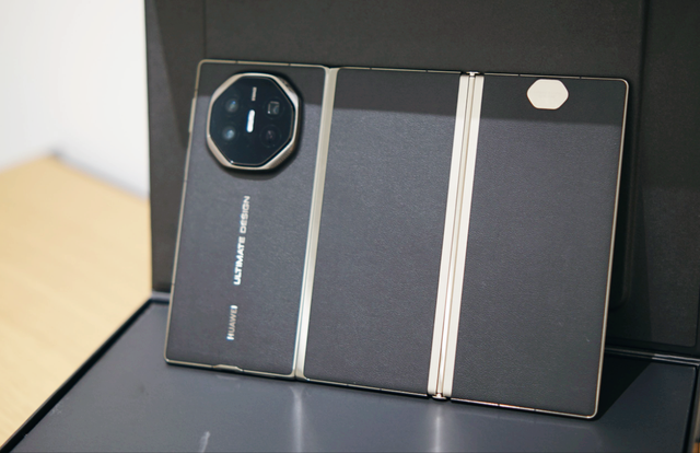 华为新三折叠被曝光，屏幕没变但全身进化，年底Mate XTs真要来？