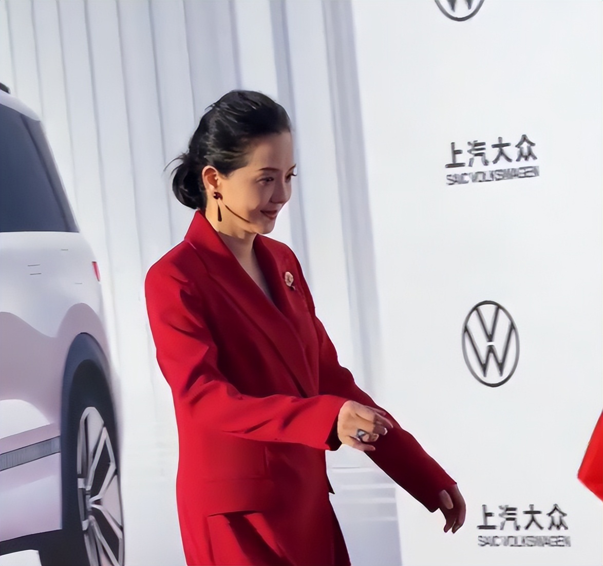 电影节红毯，颜丹晨深V性感，杜雨宸穿抹胸，76岁王馥荔艳冠群芳