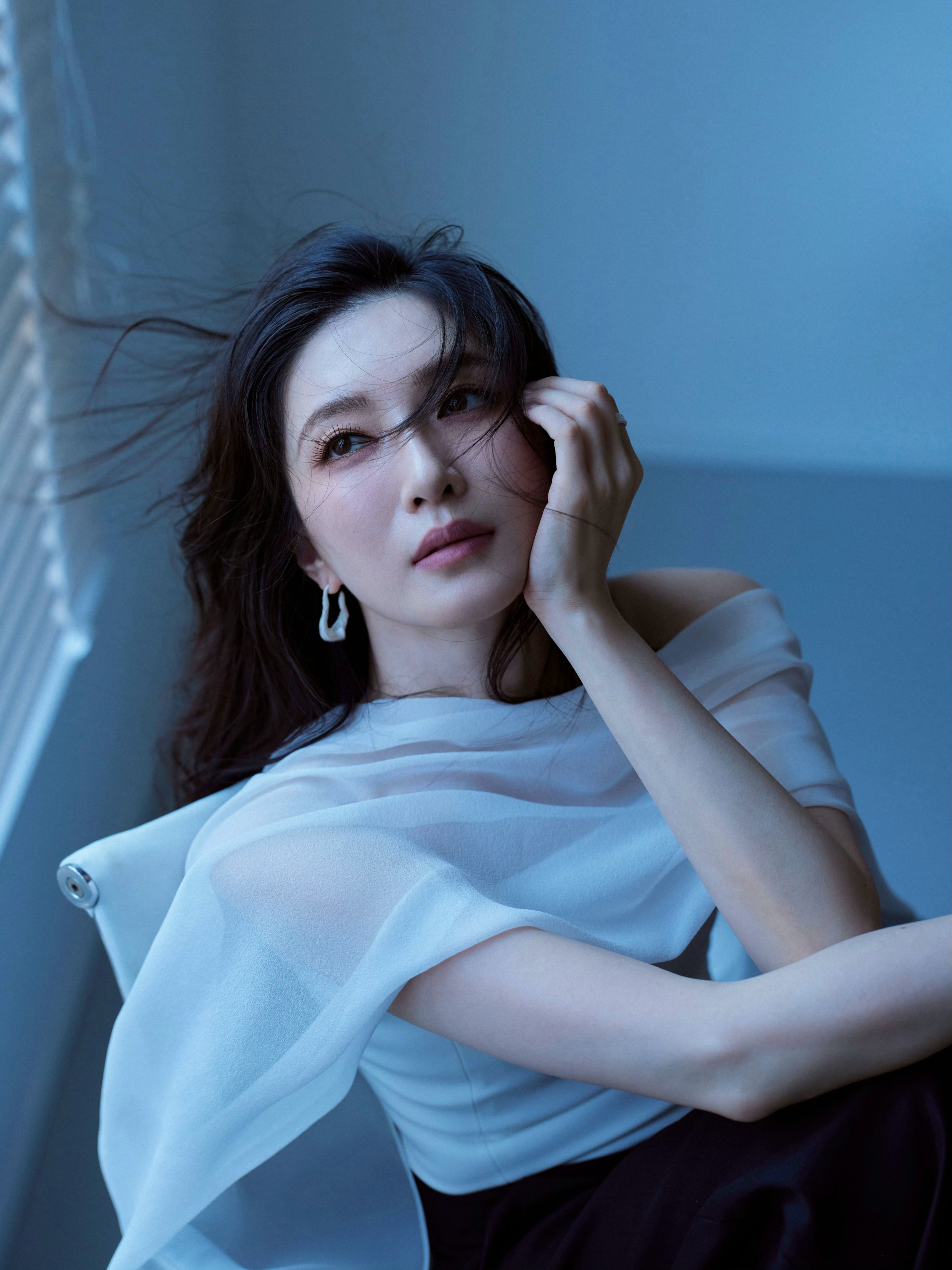 江疏影，乱发光脚丫爬上桌，女神风采，真的好有吸引力