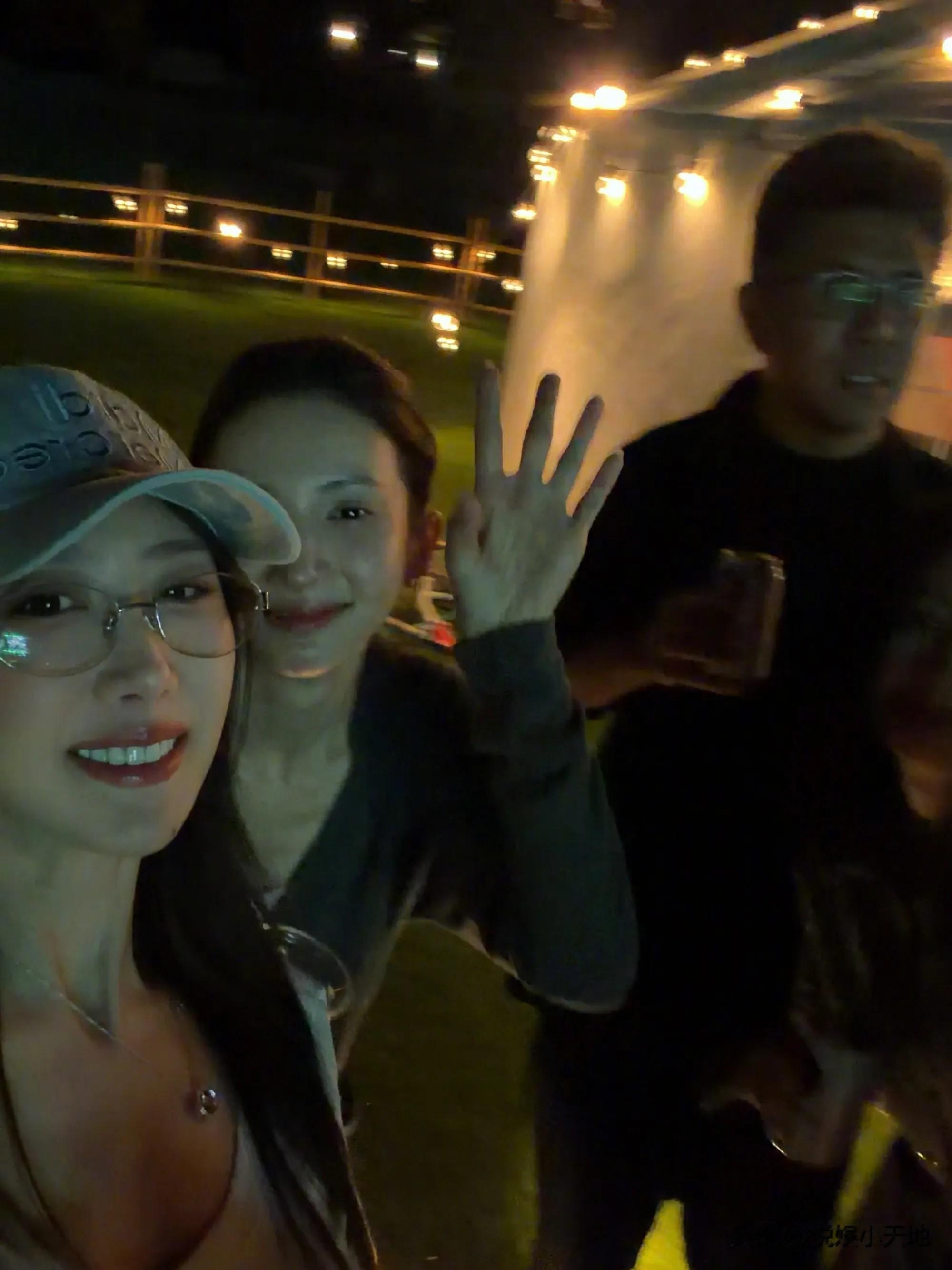 越来越嗨！李诞加入佟丽娅年聚会，温宇被喊话在一起，金晨最开心