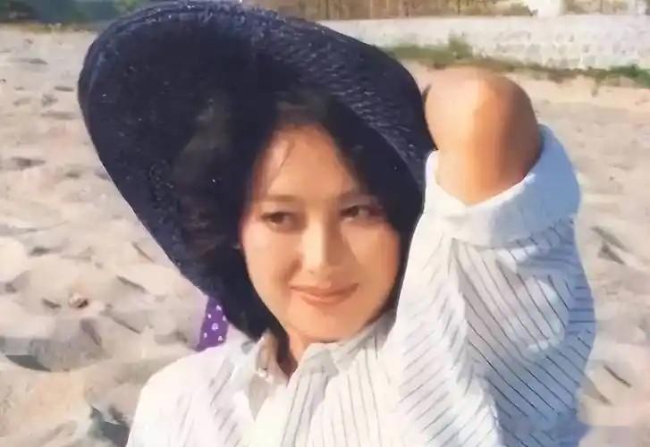 一婚丈夫嫌她太有名,二婚嫁豪门至今无子,今62岁被宠成\公主\