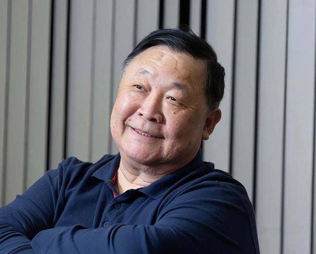 香港知名老戏骨双脚肿到无法穿鞋，只能穿鞋套靠轮椅代步