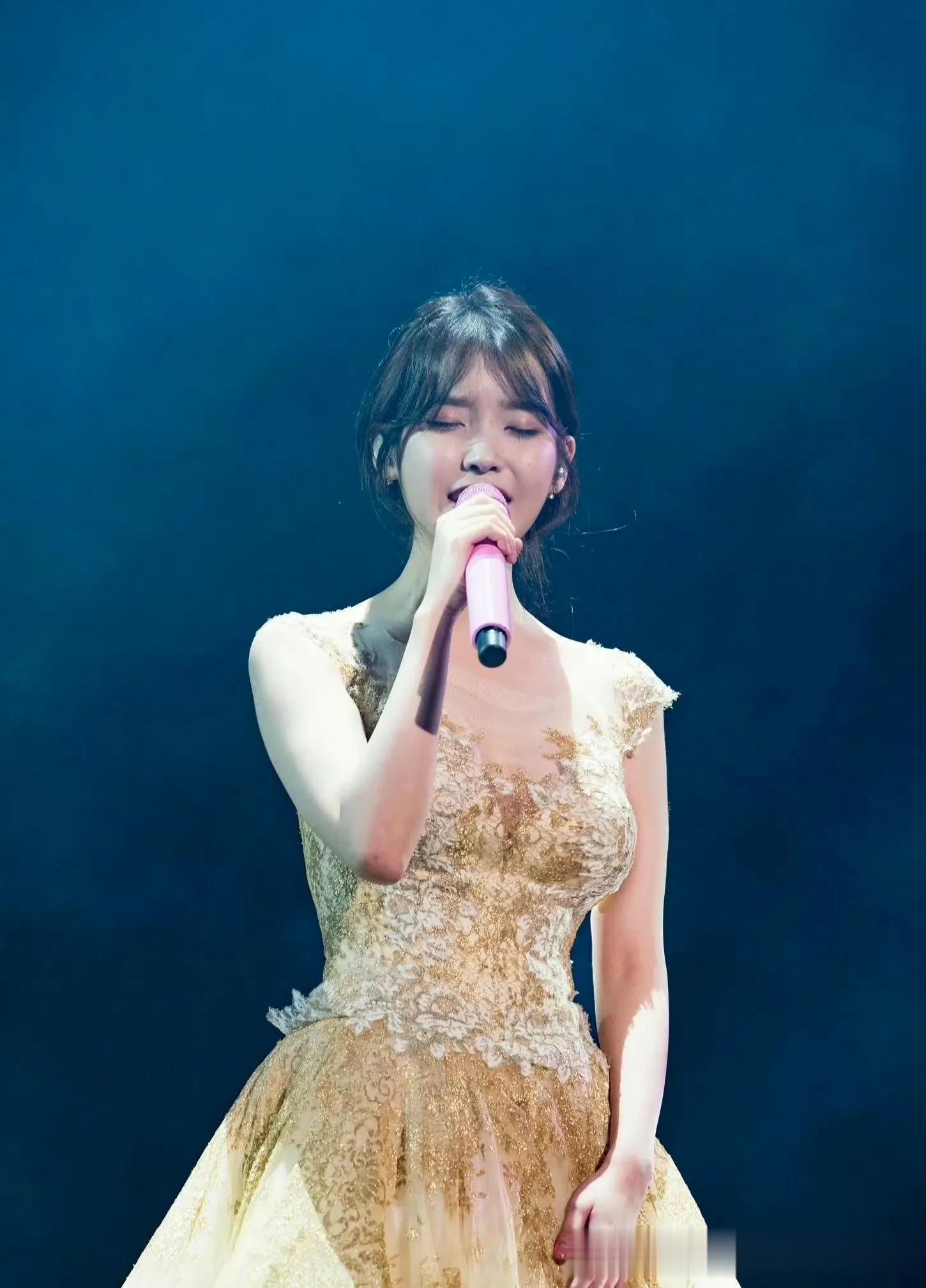 IU李知恩不愧是财阀千金身材长这么快