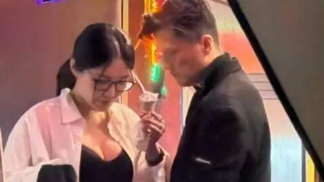 徐冬冬尹子维中环吃雪糕 摸肚护腹疑似怀孕好事将近