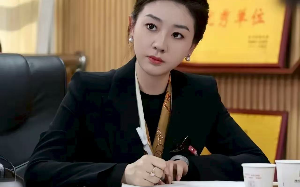 她是天海市公安局最年轻的女副局长，便装调查案件，却差点死在一碗面上……