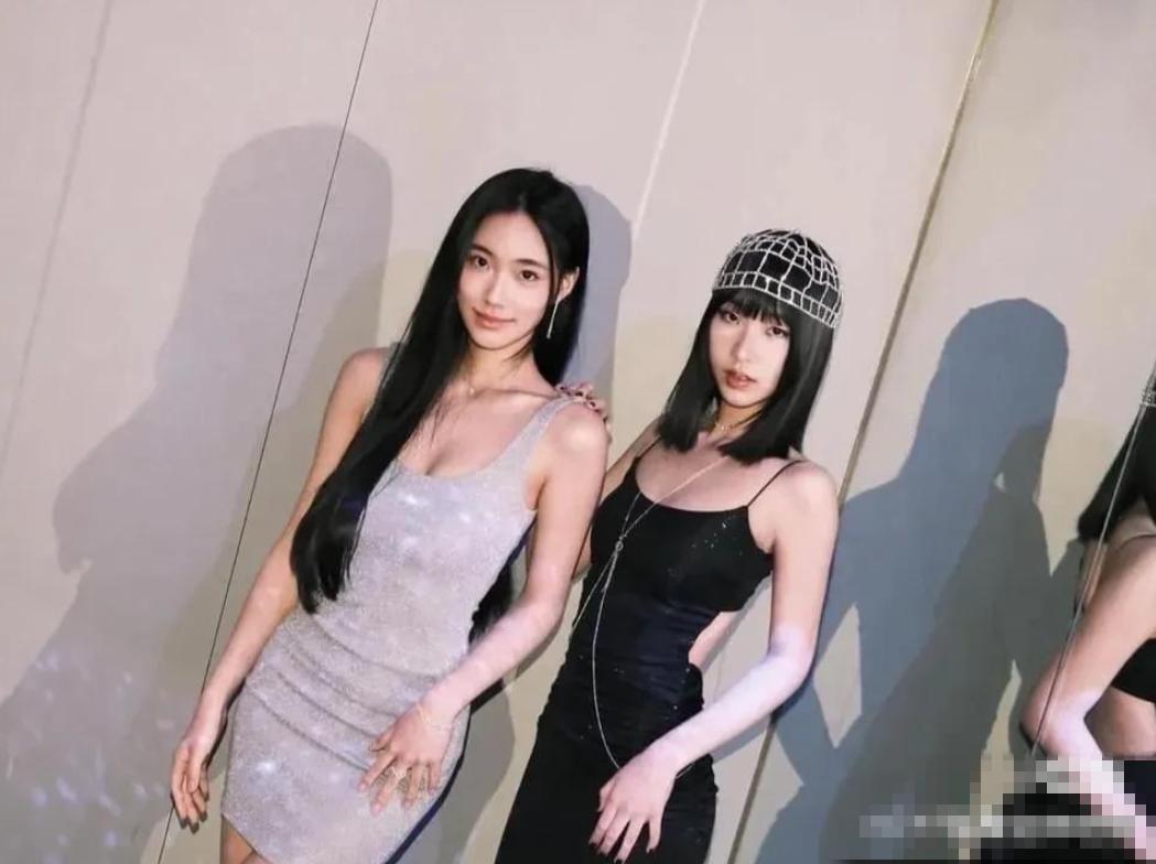 S家后继有人!小S俩女儿合体登时尚杂志封面,网友:如当年大S小S