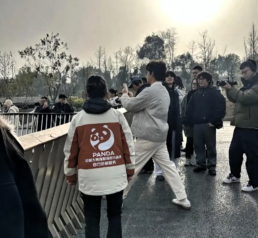 52岁钟汉良近照曝光，摆摊卖菜白发藏不住，状态引唏嘘