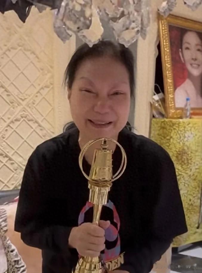 一把年纪拎不清，放着小孩不主动联系，还用小女儿奖杯填补空缺