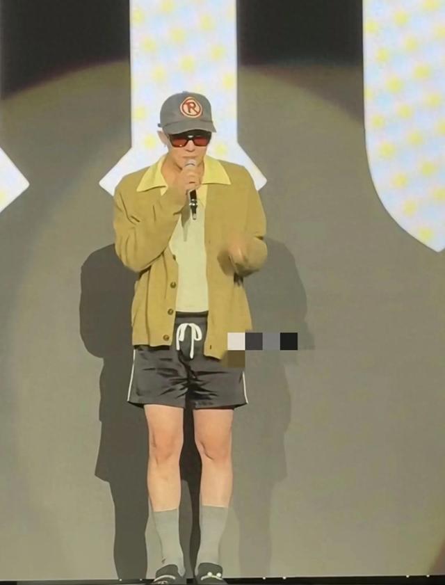 权志龙返韩现身机场,穿黑色的短裤搭配小腿袜,时尚品味确实特别