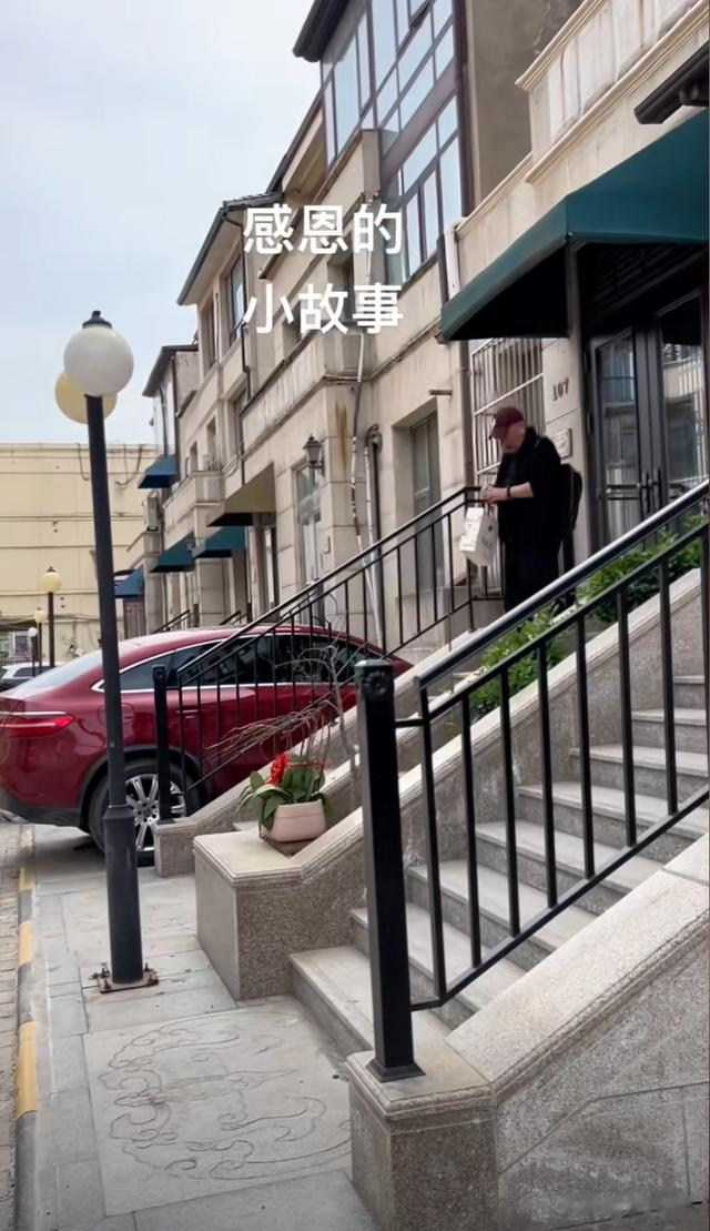 68岁演员刘惠晒北京别墅，上下三层有电梯，酒柜里茅台抢镜