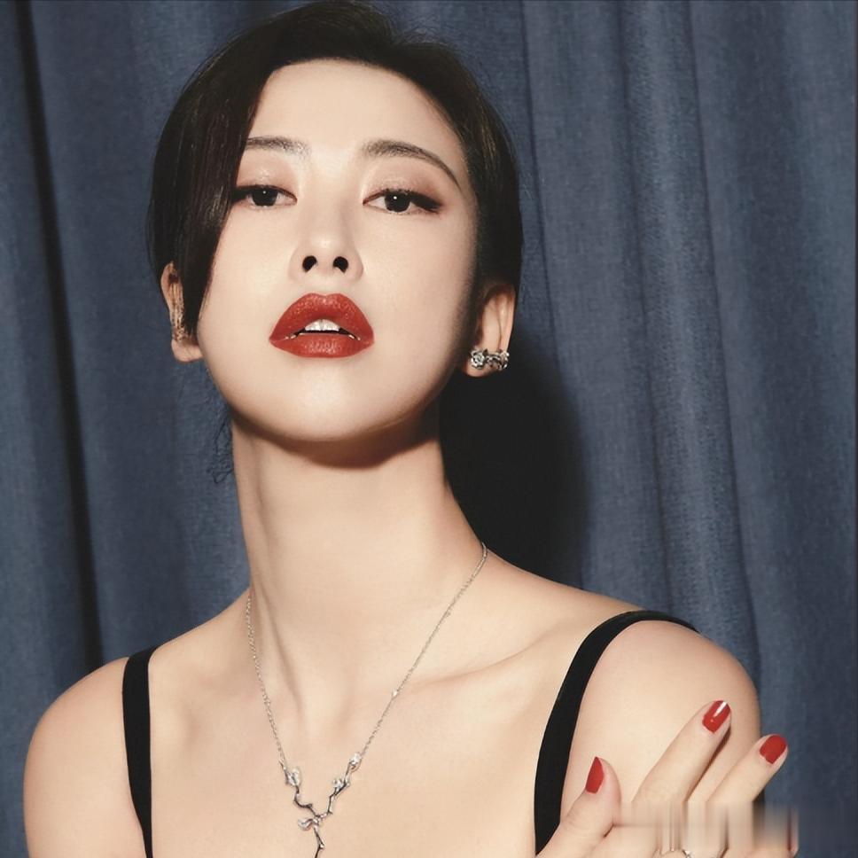 朱珠和老公在新加坡路边等车,她的老公身材高大,长相英俊。