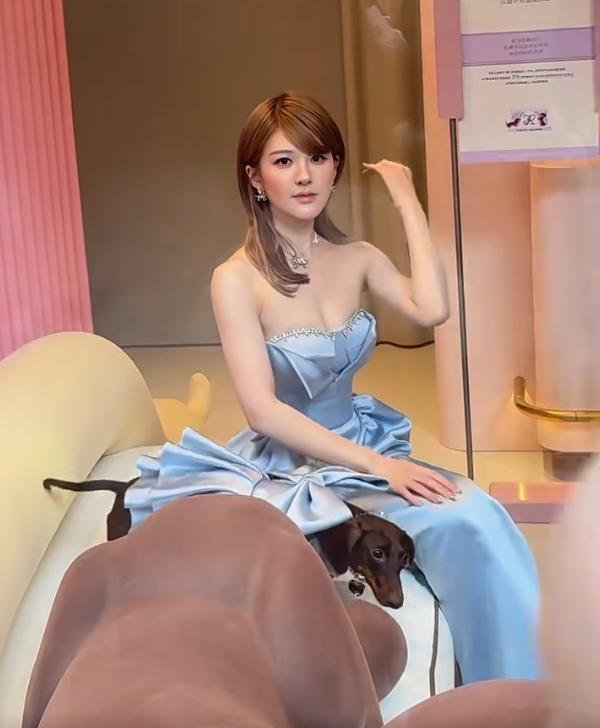 赵露思生图被爆出，有谁注意她的腋窝？网友：再也不羡慕女明星了