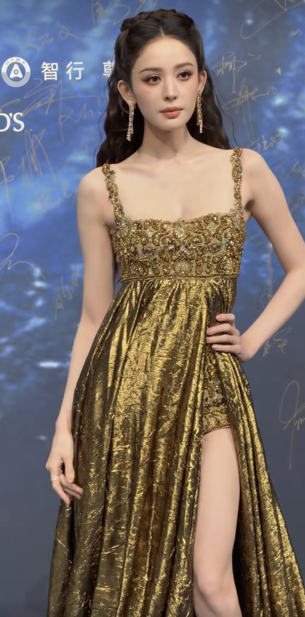 腿好长！娜扎出席微博之夜，鎏金开叉长裙好美呀，颜值身段双封神