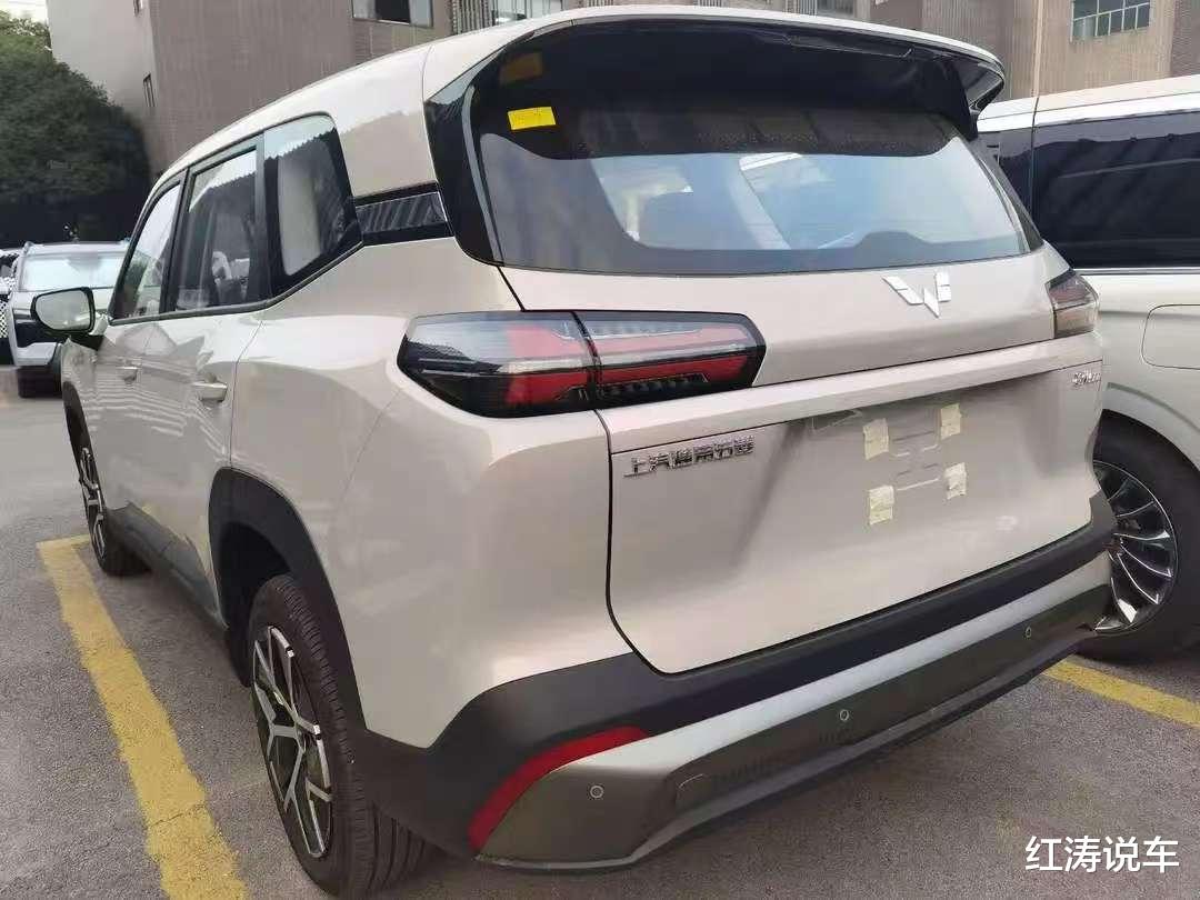 五菱星光560实车现身,外观大气,轴距2810mm,5/7座,三种动力