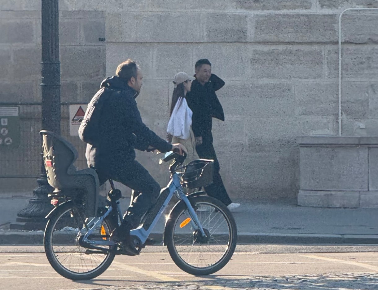 汪小菲夫妻现身巴黎街头，汪小菲把外套给马筱梅穿，自己冻的发抖