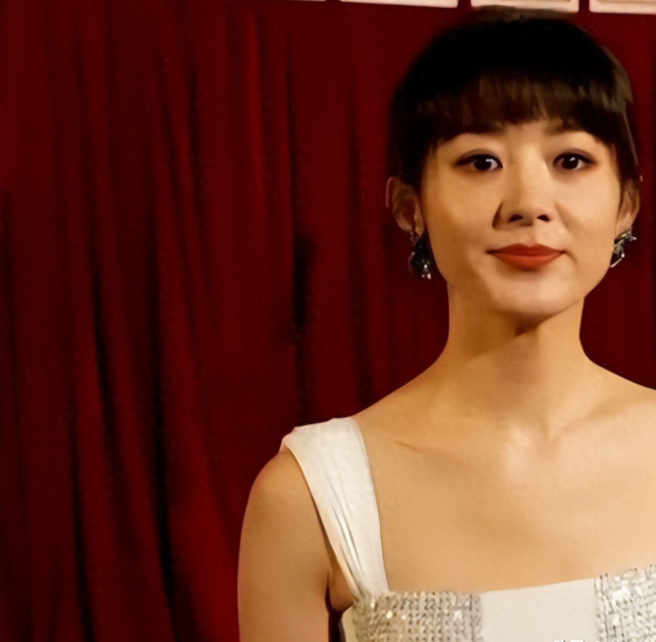 赵丽颖齐刘海亮相，网友吵翻了，这造型到底谁的锅？