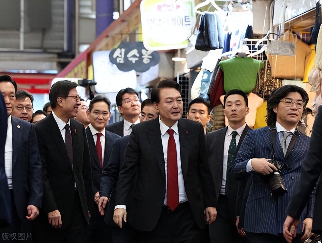 三星集团大公主近照流出，脸肿皮松走路外八字，家族遗传病爆发