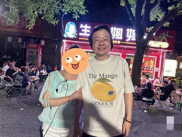 李诞和朋友打卡生蚝店，老板娘晒照，李诞帽子像假发太搞笑