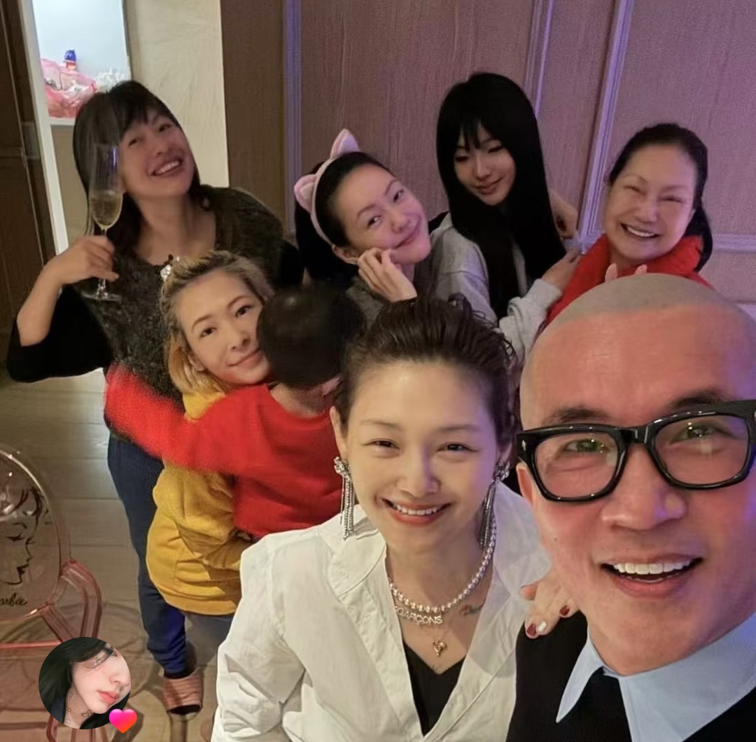 S妈最新亮相头发稀疏、瘦弱枯槁，大S的照片在身后形成鲜明对比