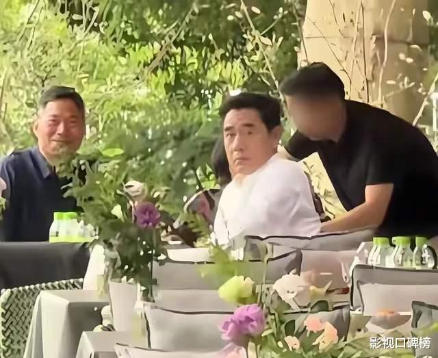 陈宝国夫妇在西湖被偶遇，69岁赵奎娥素颜法令纹明显，气质很优雅