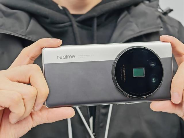 從翻蓋機到折疊屏，手機形態也開始了“文藝復興”？