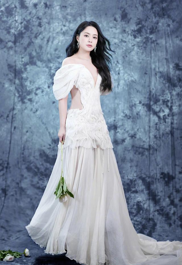 钟欣潼北影节红毯,绿叶白纱裙若隐若现,优雅中带着一丝小性感