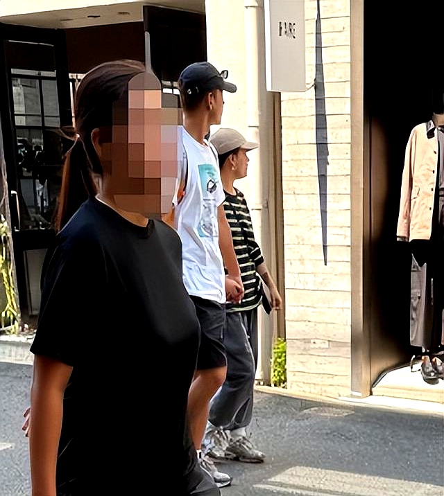 李嘉格携男友日本度假,溜肩驼背、又矮又土,牵男友手被嘲像母子