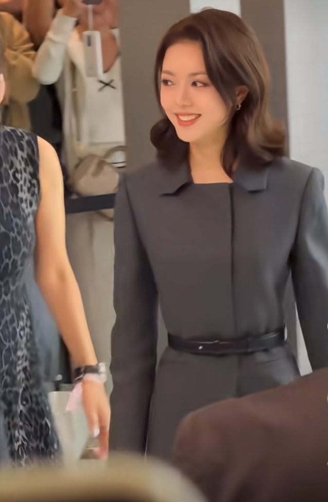 赵今麦亮相SKP日默瓦活动，灰色收腰套装显干练，甜笑气质超绝