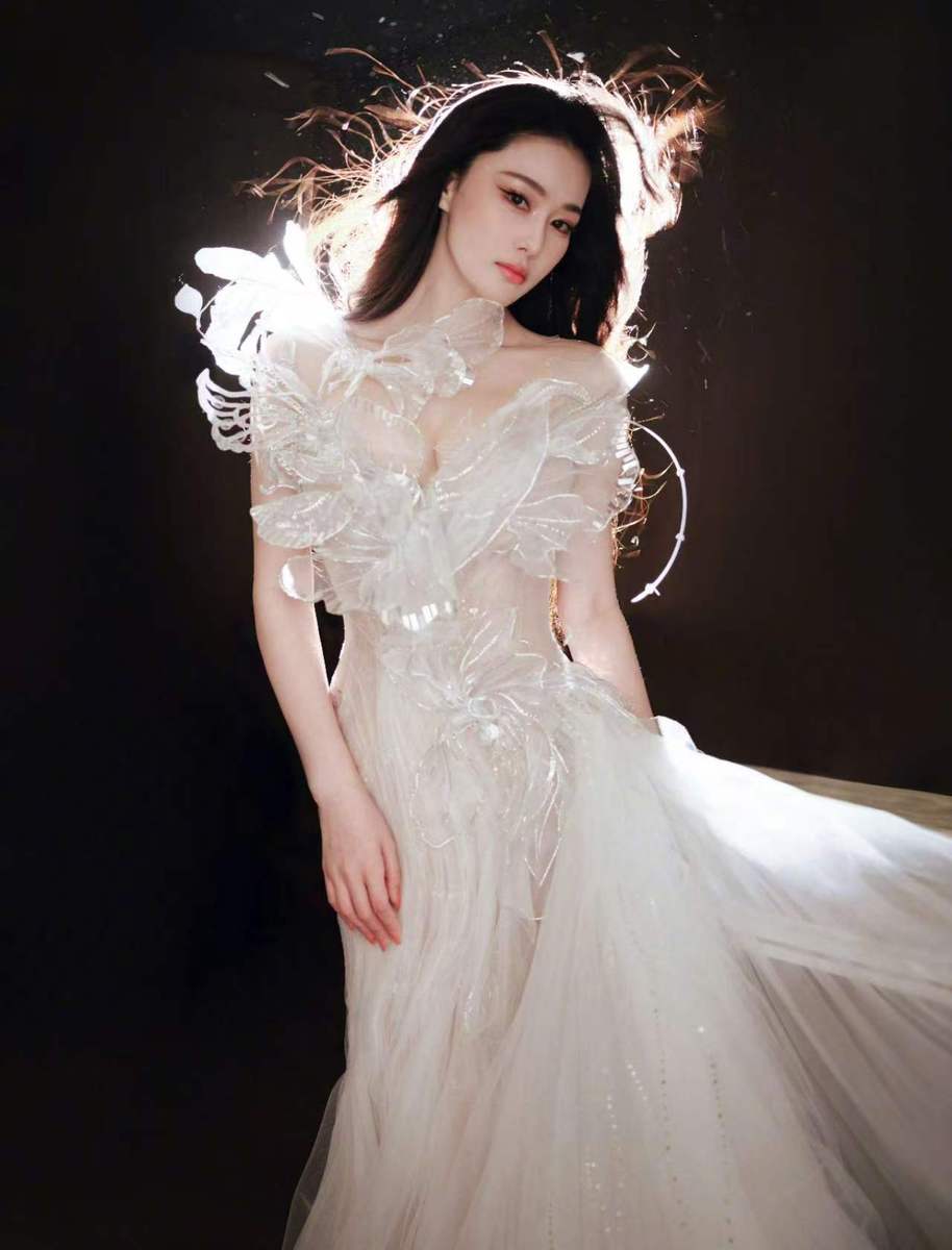 张馨予穿蝴蝶纱裙勾勒完美身材 眼神清冷妩媚