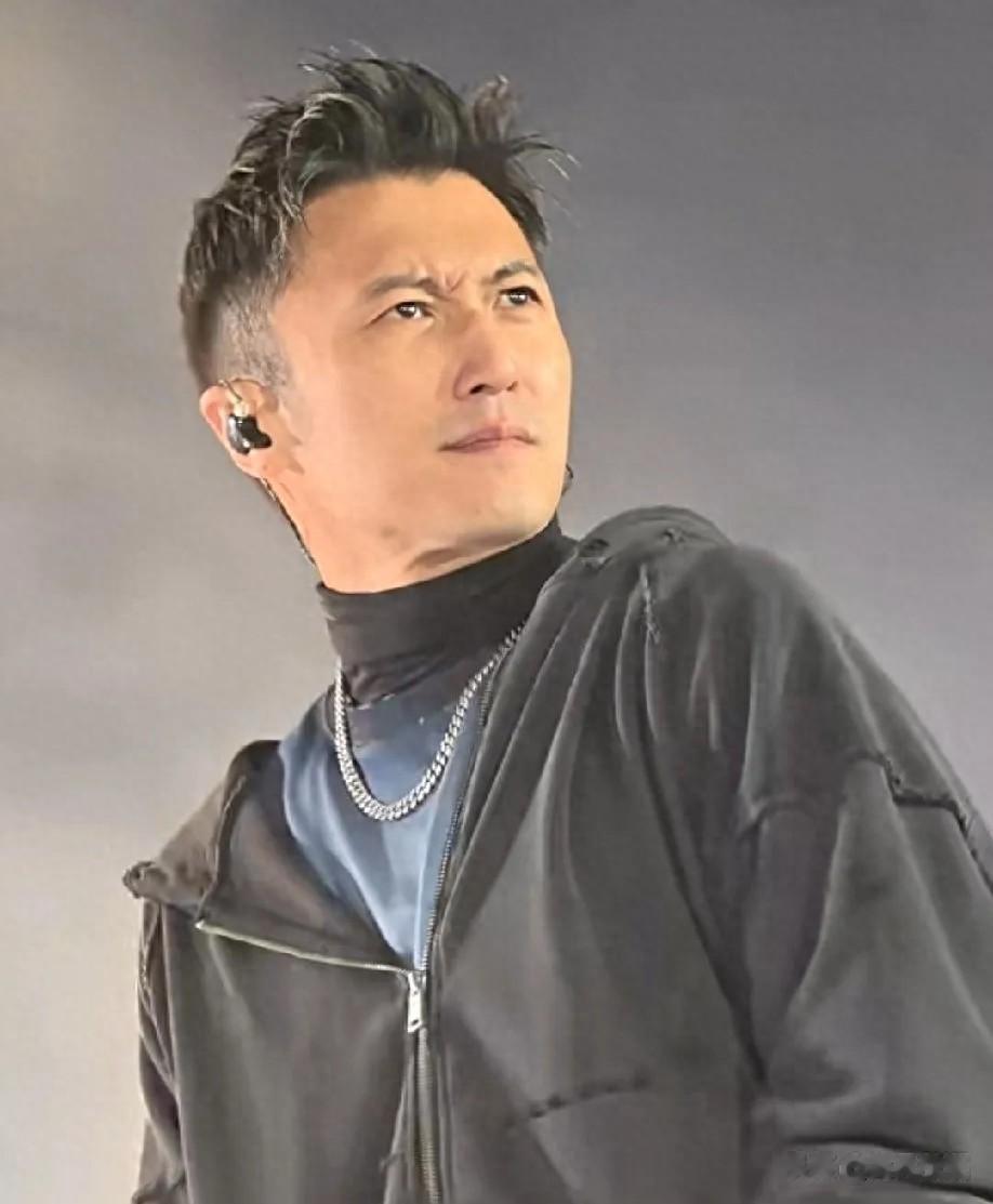 谢霆锋苏州开唱全程不换装，素颜怼脸帅炸，万人大合唱喊回青春