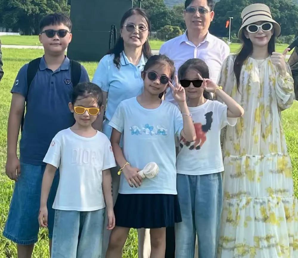 郭富城为爱妻庆生！方媛孕肚藏不住，四肢纤细人很美，俩女儿可爱