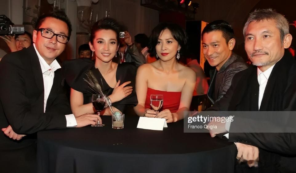 娱圈大佬现状被曝,欠债6亿,住进小院稀拉显破败,妻子带货还账