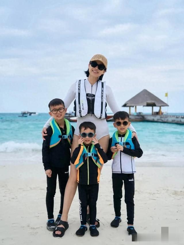 胡杏儿穿泳衣大长腿抢镜，生了三娃身材还是那么火辣，儿子好帅气